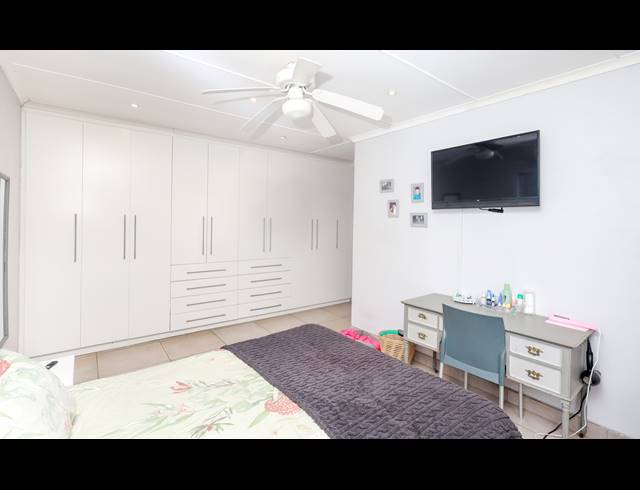 4 BEDROOM FREEHOLD FOR SALE IN GONUBIE